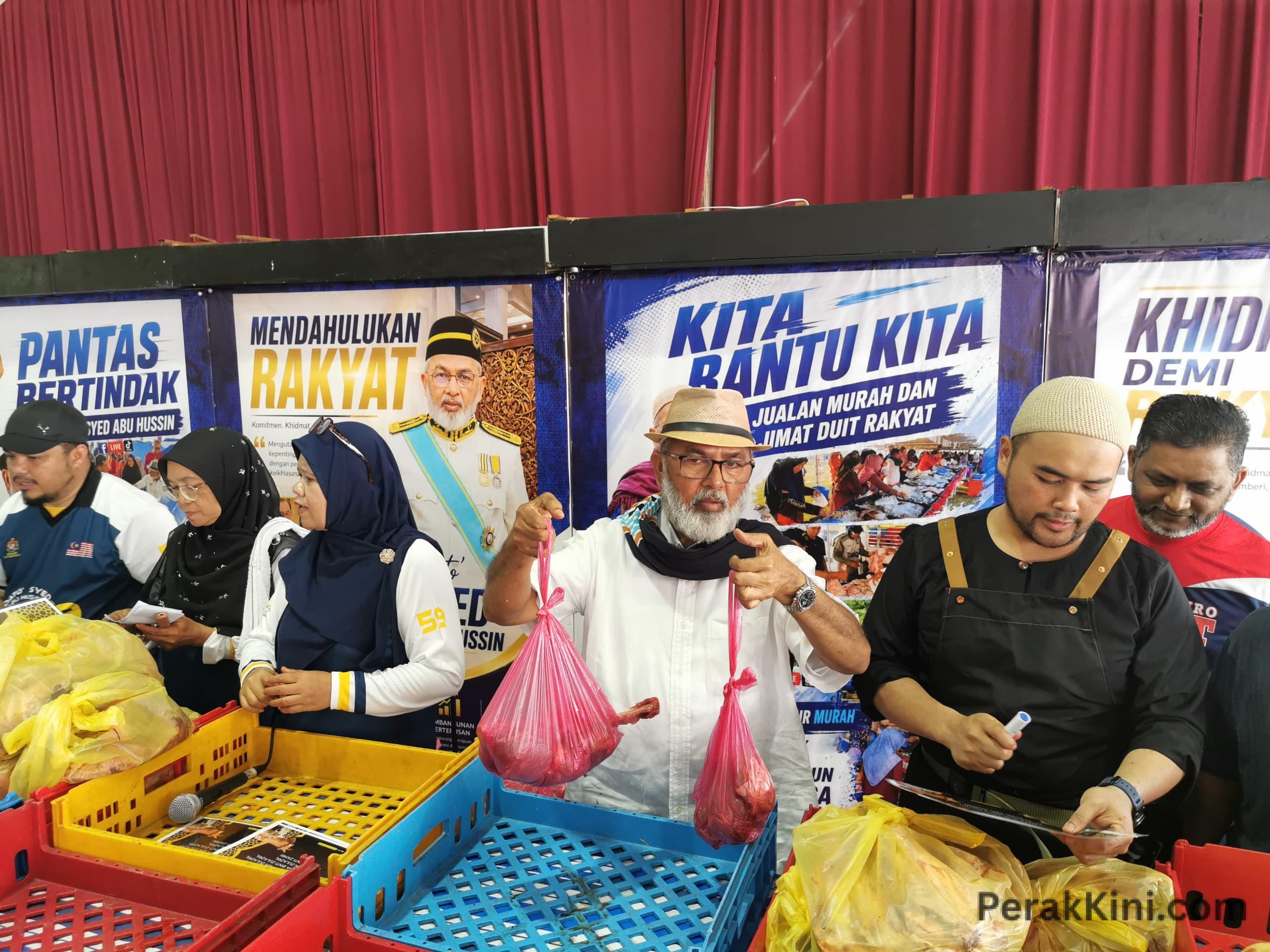 SYED HUSSIN SUMBANG 100 EKOR LEMBU KORBAN KEPADA PARLIMEN BUKIT GANTANG SEMPENA AIDILADHA