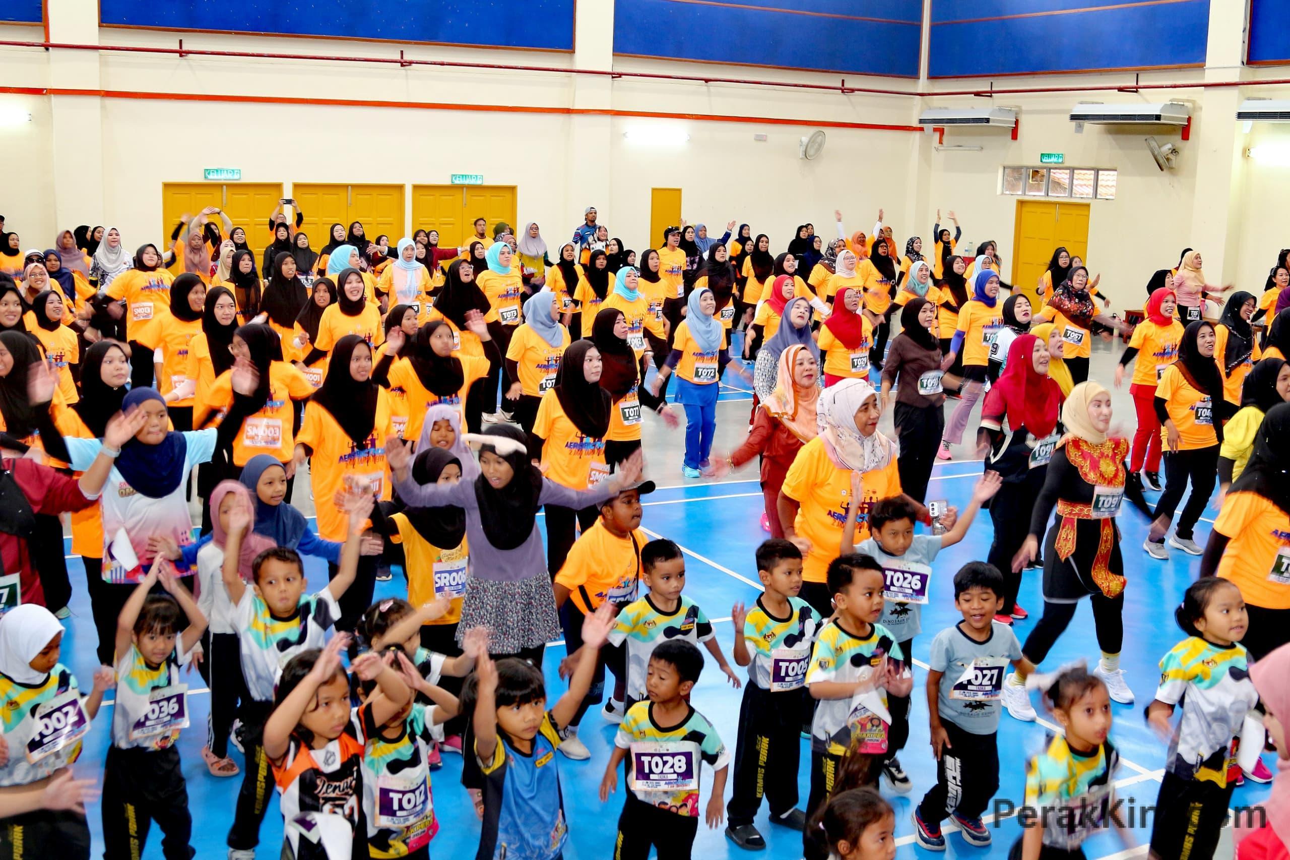 AEROBICTHON 2 JAM TANPA HENTI ANJURAN KSKW BERLANSUNG MERIAH