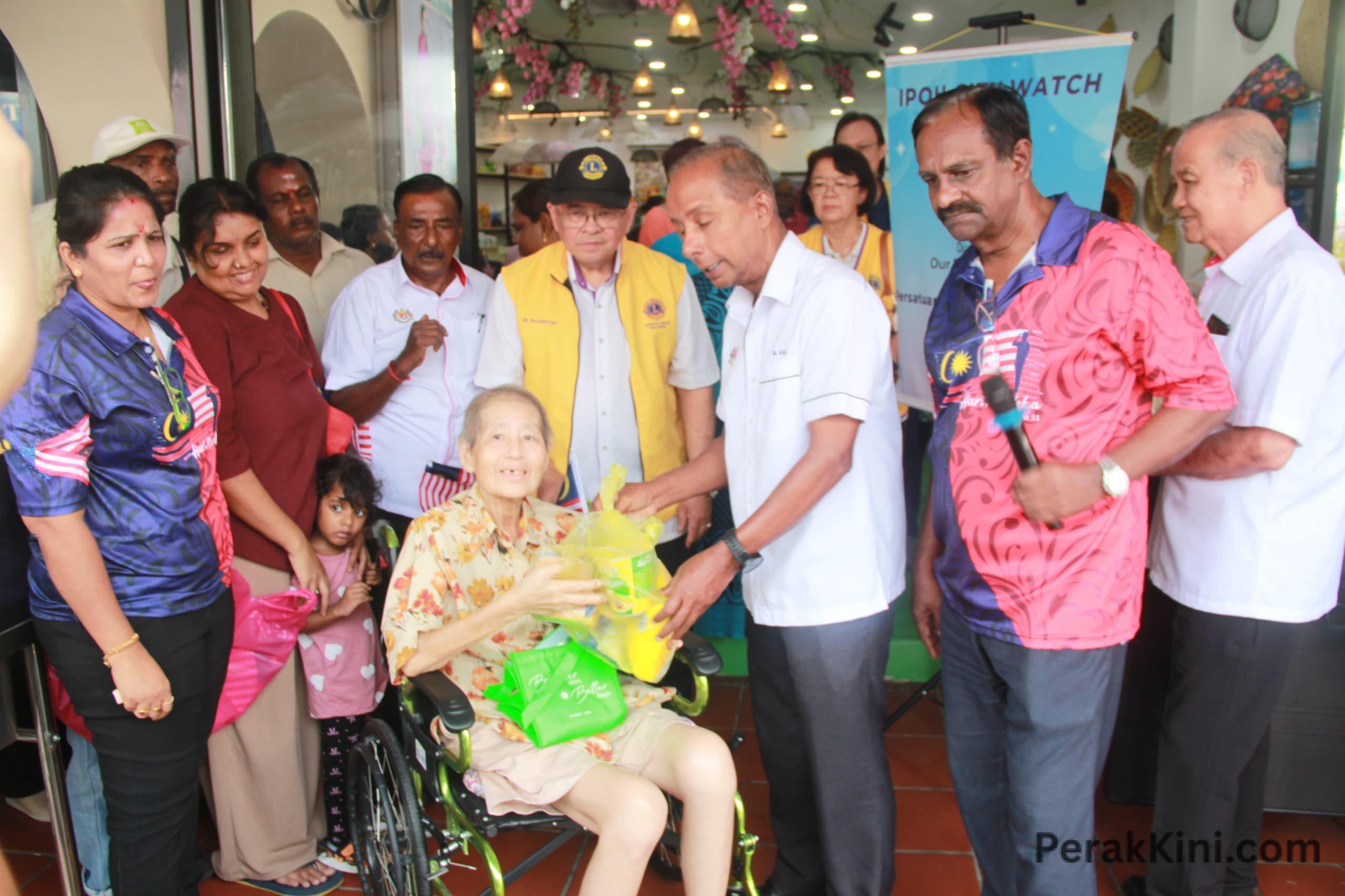 BANTUAN PRIHATIN BUAT 100 WARGA EMAS