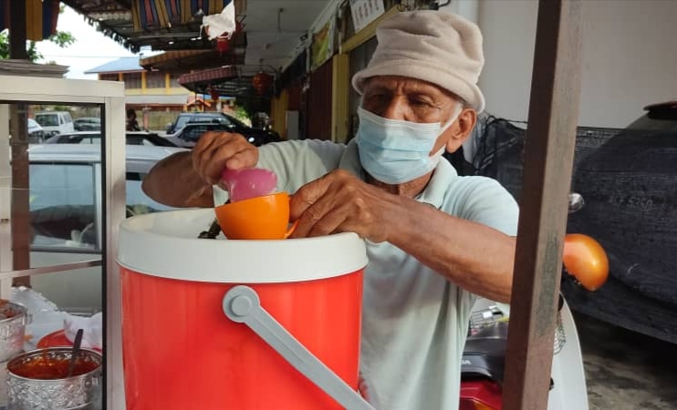 LELAKI 78 TAHUN KONGSI RESEPI NASI LEMAK POPULAR