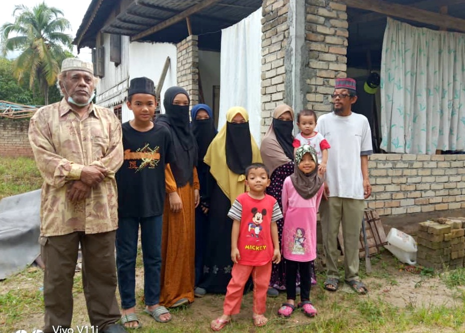 10 SEKELUARGA TINGGAL RUMAH SATU BILIK