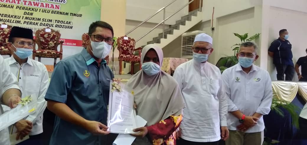 98 TERIMA SURAT TAWARAN RUMAH PERAKKU1
