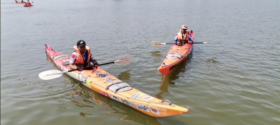 2 Oku buta lakar sejarah berkayak di Sungai Perak