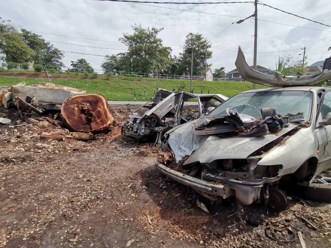 PERHEBAT bantu bengkel dihempap pokok besar