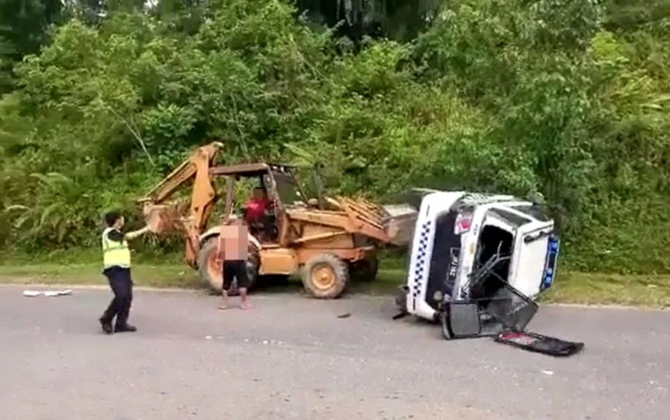 Marah kena saman, lelaki langgar kenderaan JPJ guna jengkaut