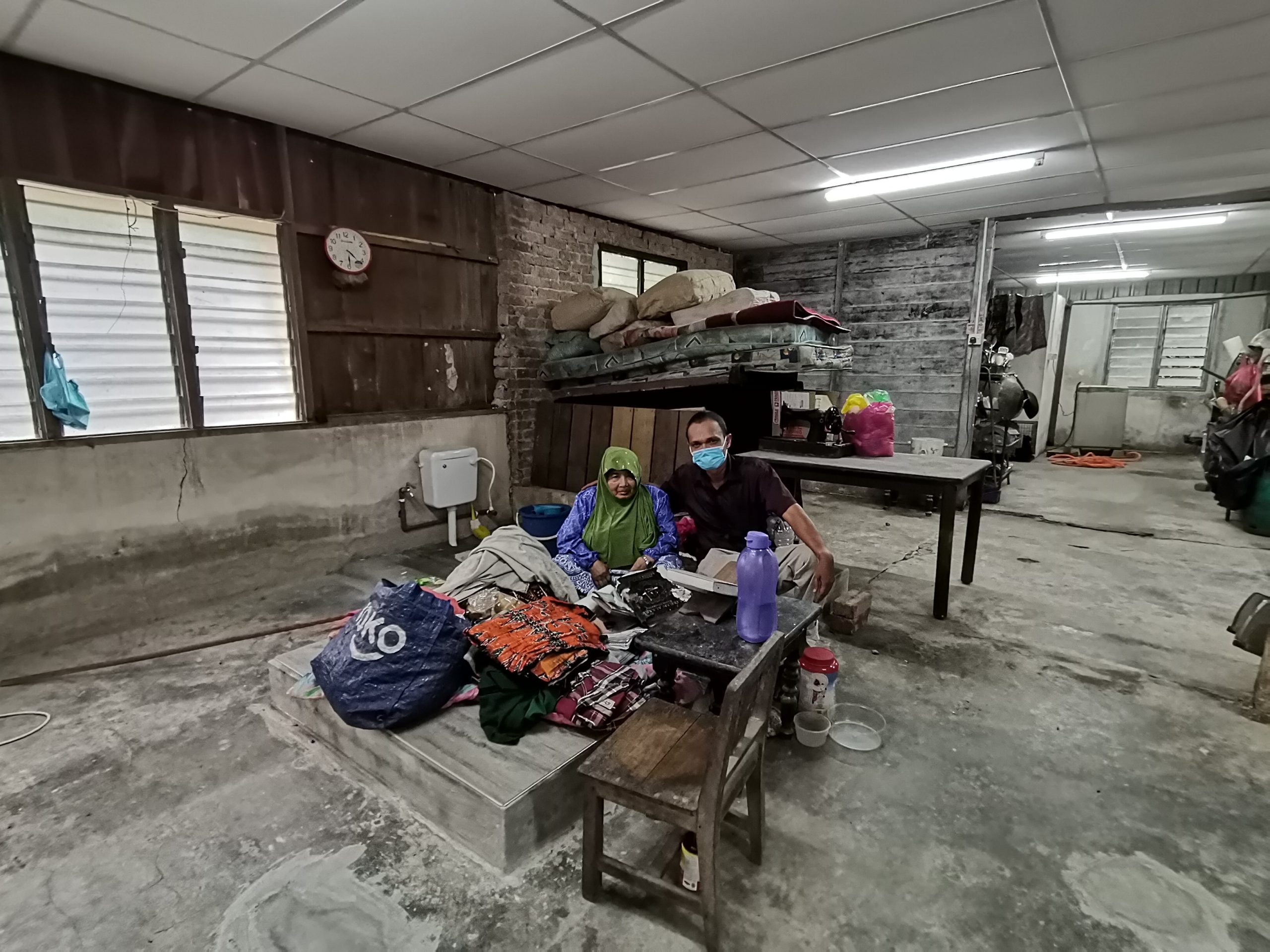 Warga emas lumpuh bersyukur rumah usang dibaik pulih