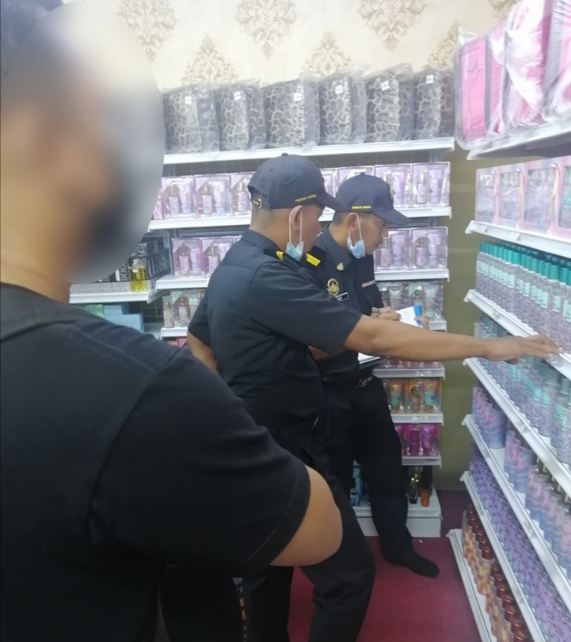 KPDNHEP Perak rampas minyak wangi, pelembap badan dipercayai tiruan