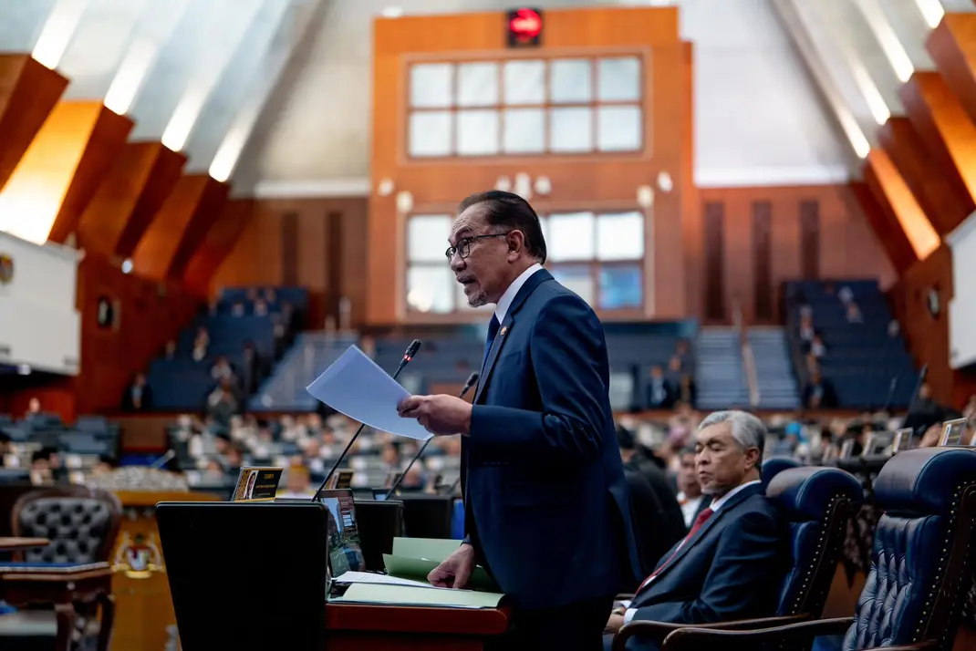 Anwar bukti keabsahannya sebagai PM10 di Parlimen