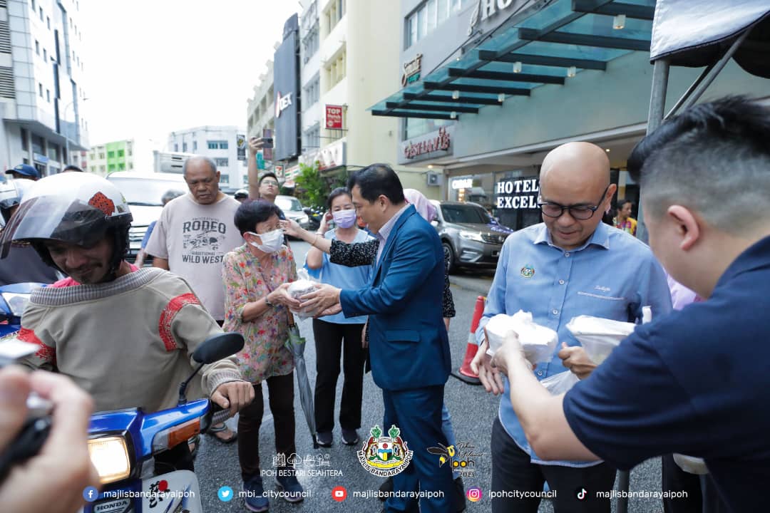 Ambil 'mood' Ramadan, Hotel Excelsior edar 4,000 bubur lambuk percuma