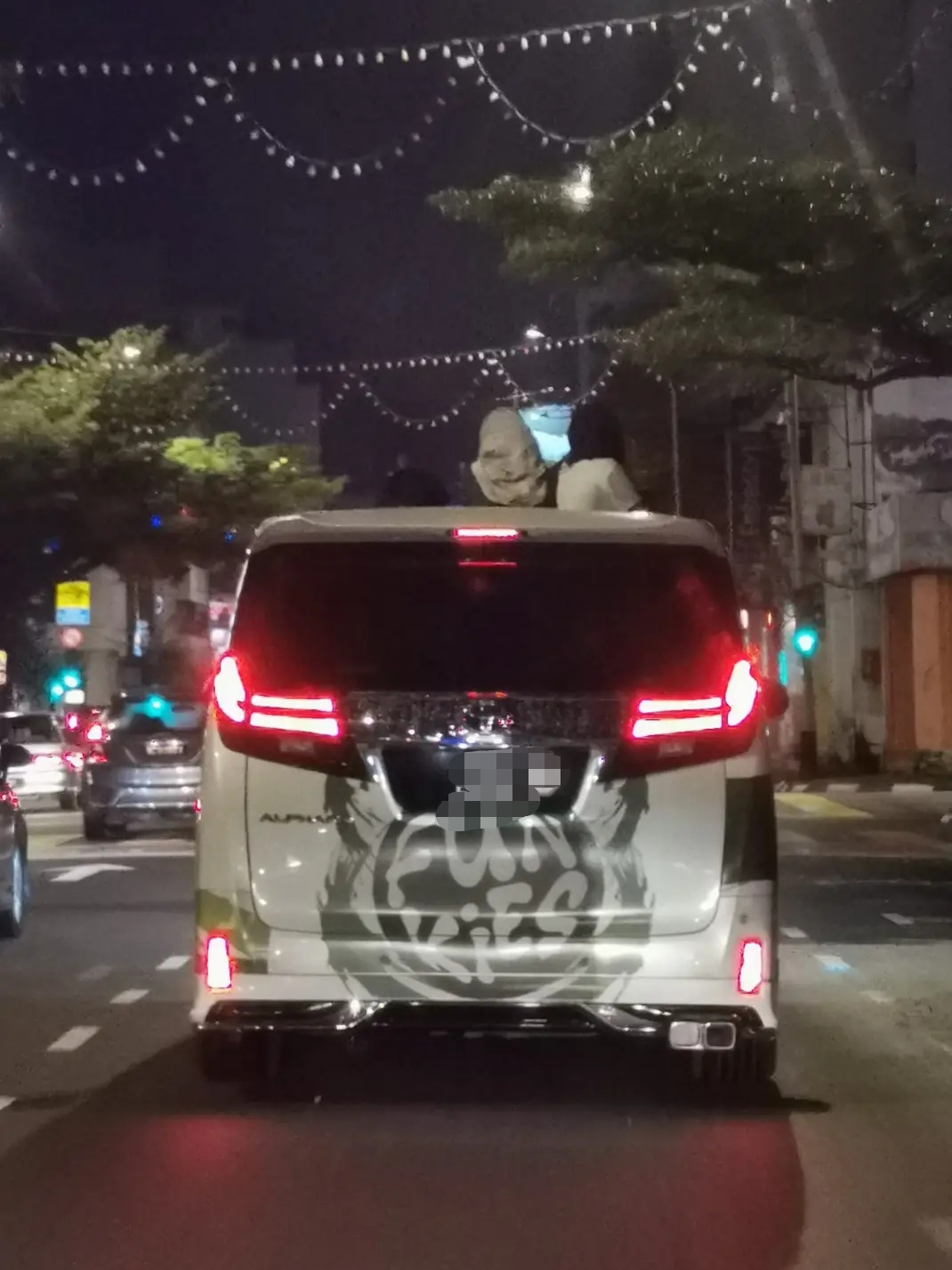 Tiga individu keluar kepala di ‘sunroof’ MPV, polis kesan perakam video