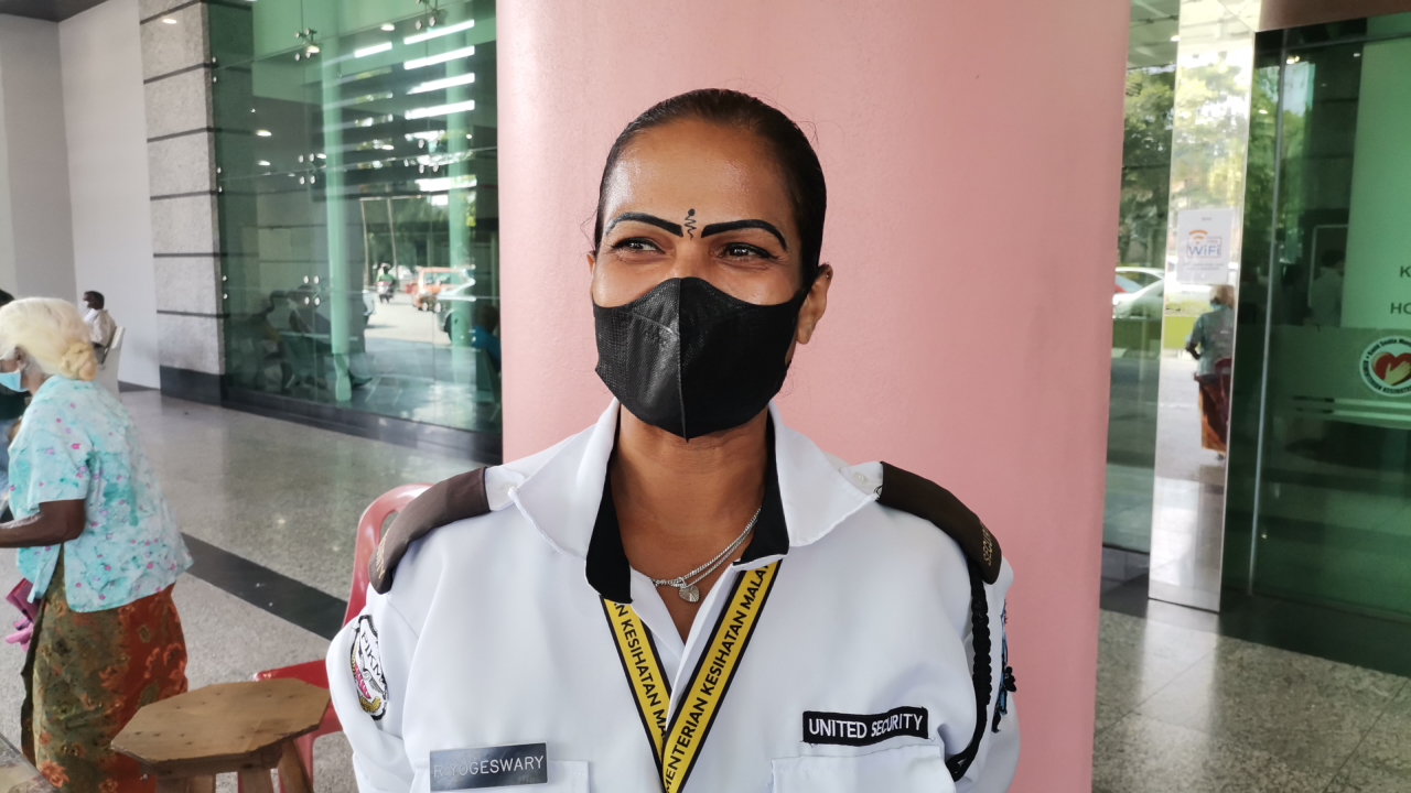 'Saya seronok bekerja, memudahkan urusan orang ramai' - Yogeswary, pengawal keselamatan HRPB tular