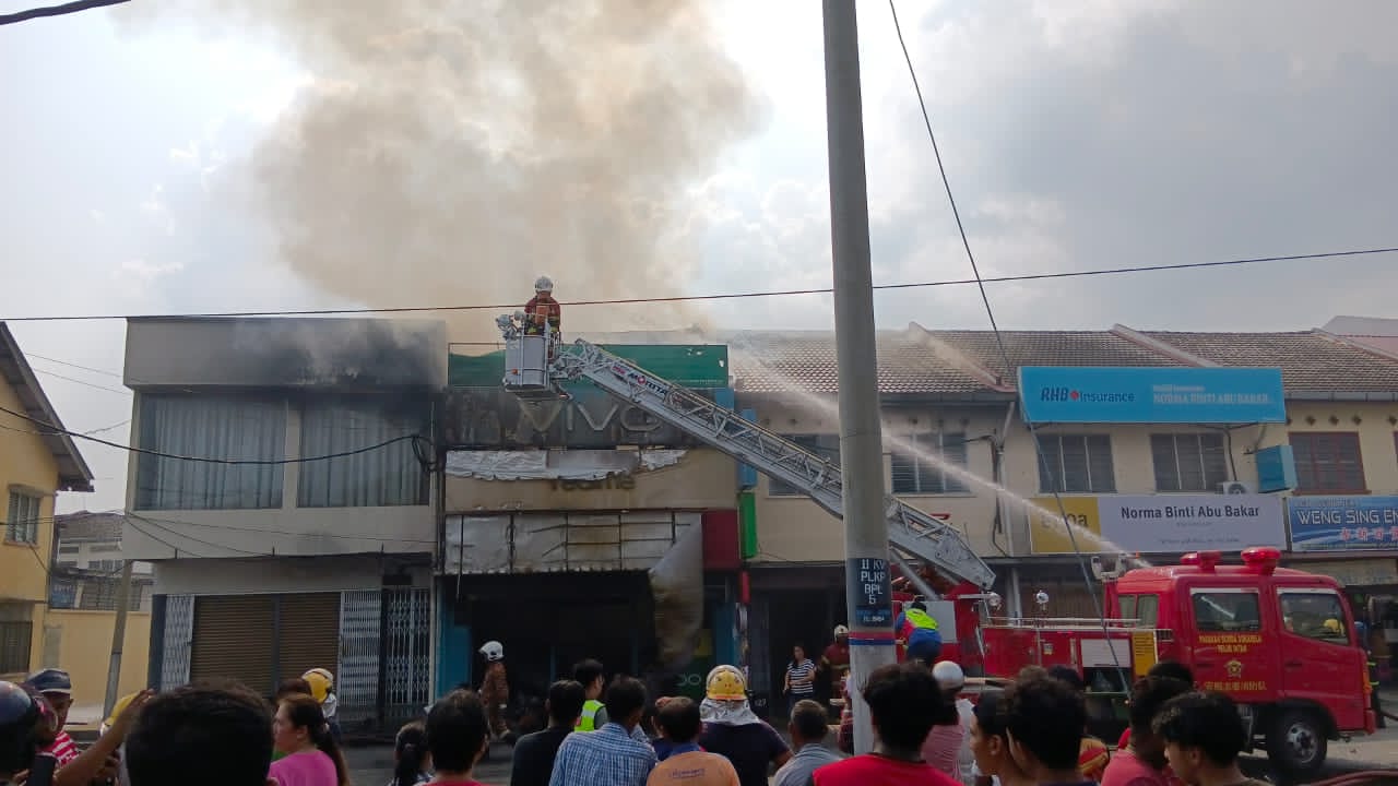 Lelaki bakar kedai akibat cinta ditolak isteri orang