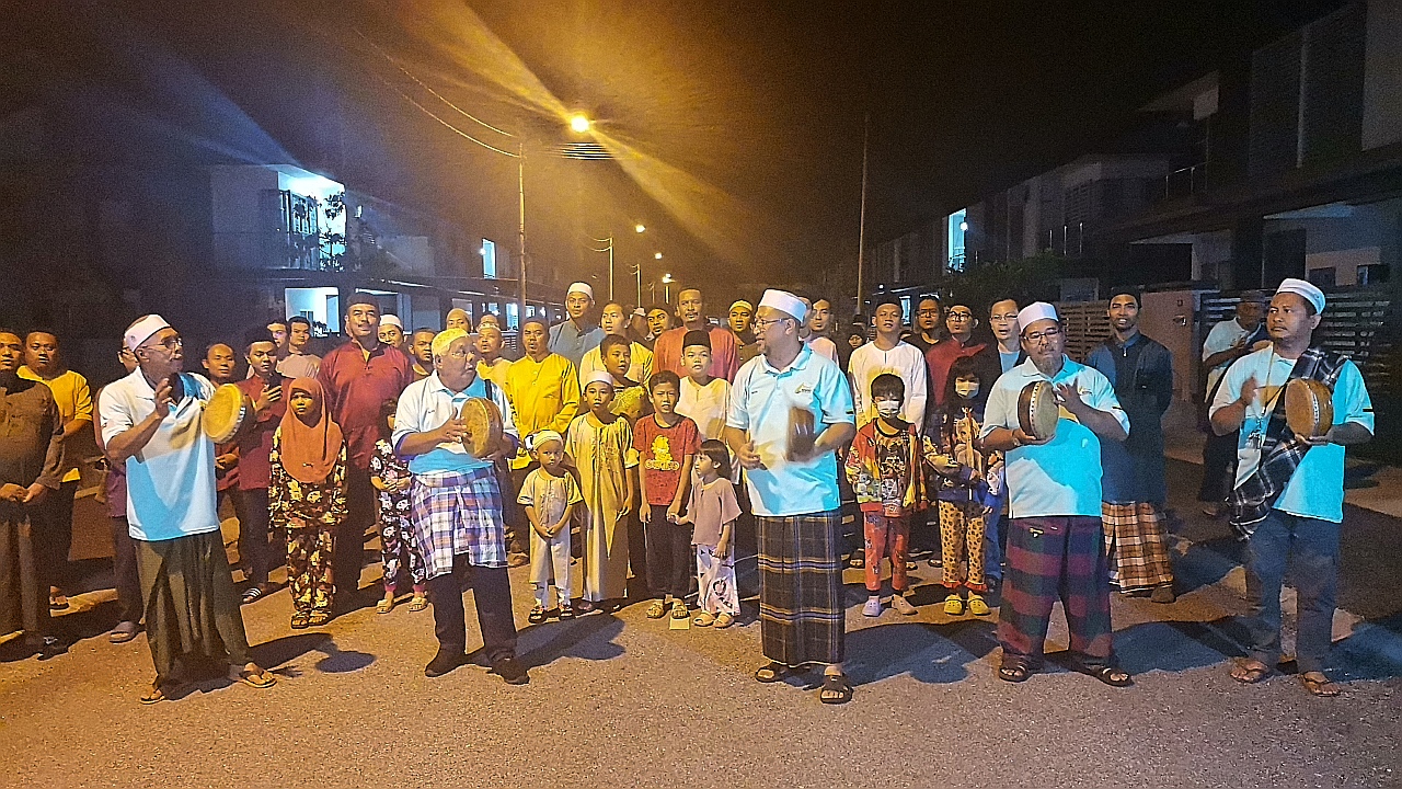 Kejut sahur sambil berselawat diiringi paluan rebana