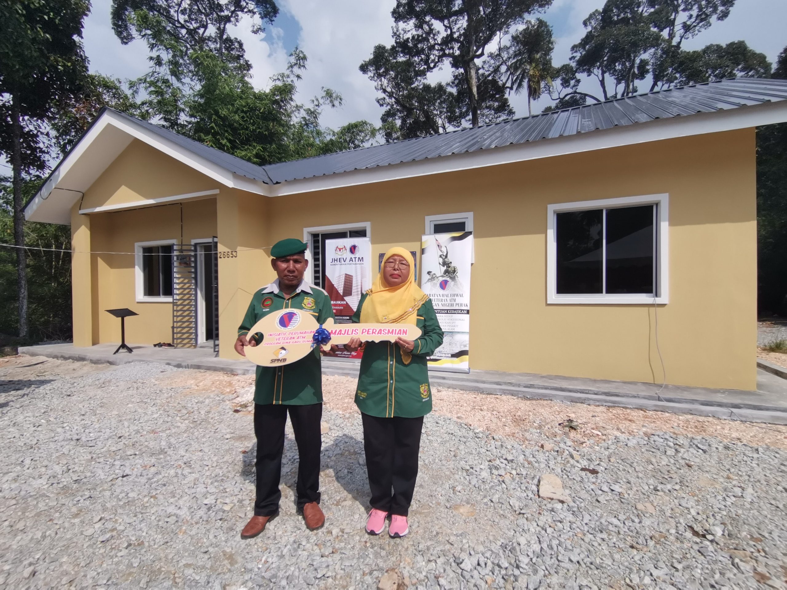 Veteran tentera tinggal di pondok sebak dapat rumah baharu