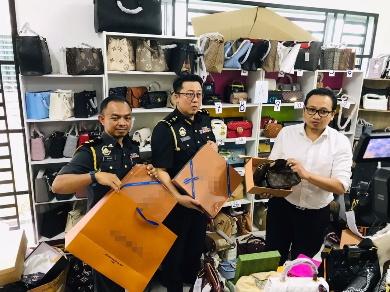 KPDN Perak rampas beg tangan, dompet, pakaian dalam lelaki disyaki jenama tiruan bernilai RM888,000