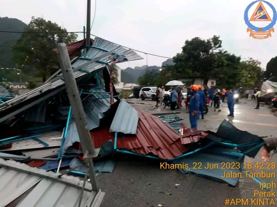 Gerai makan rosak teruk akibat hujan lebat, angin kencang di Taman Perpaduan