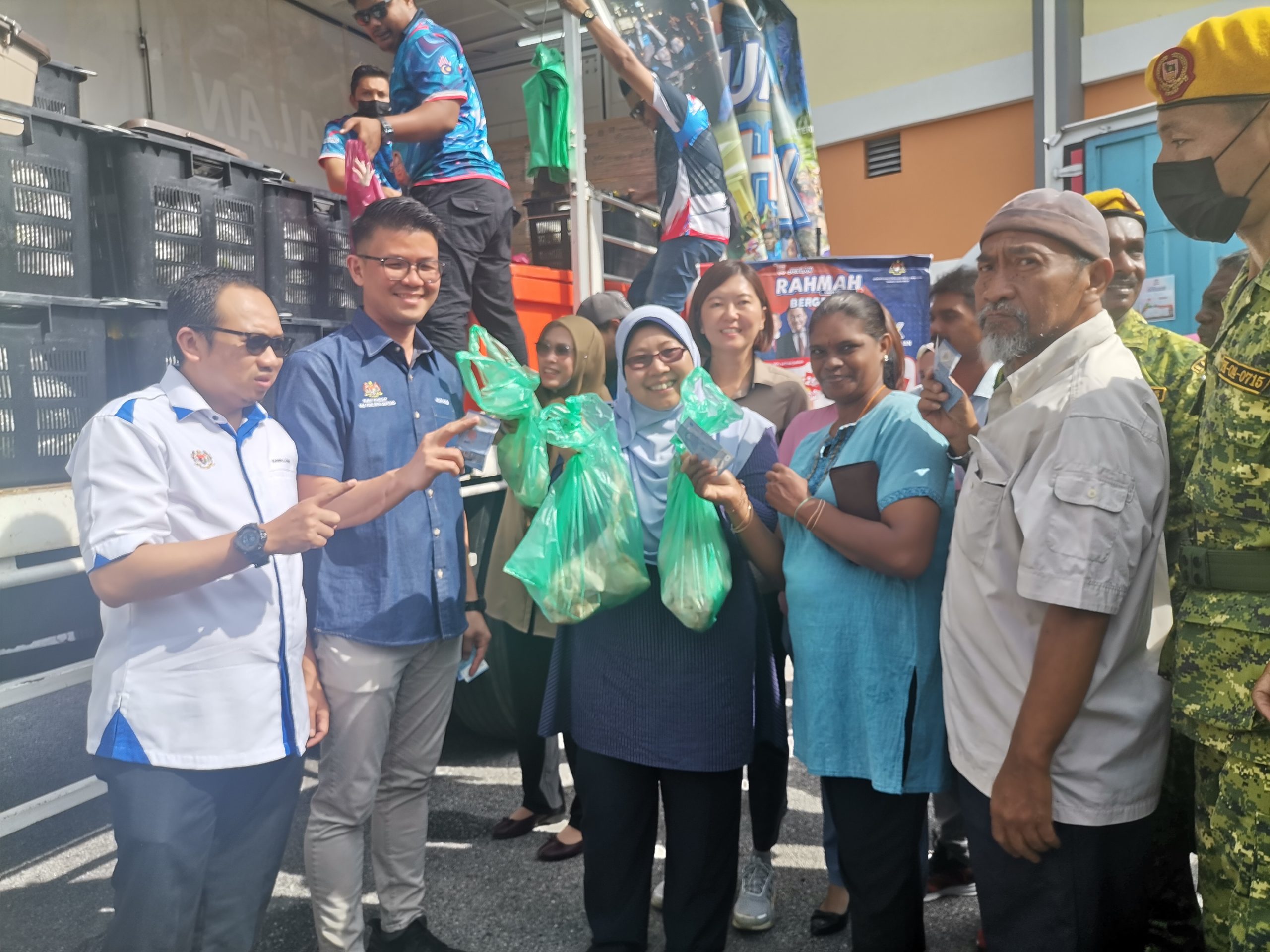 300 ekor ayam segar RM1 'licin' tak sampai sejam