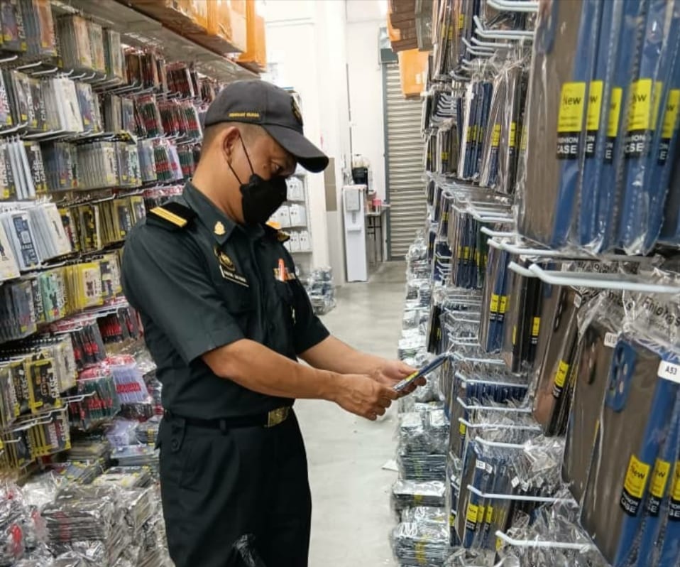 KPDN Perak bongkar premis jual aksesori telefon bimbit berjenama terkenal tiruan, peniaga ditahan