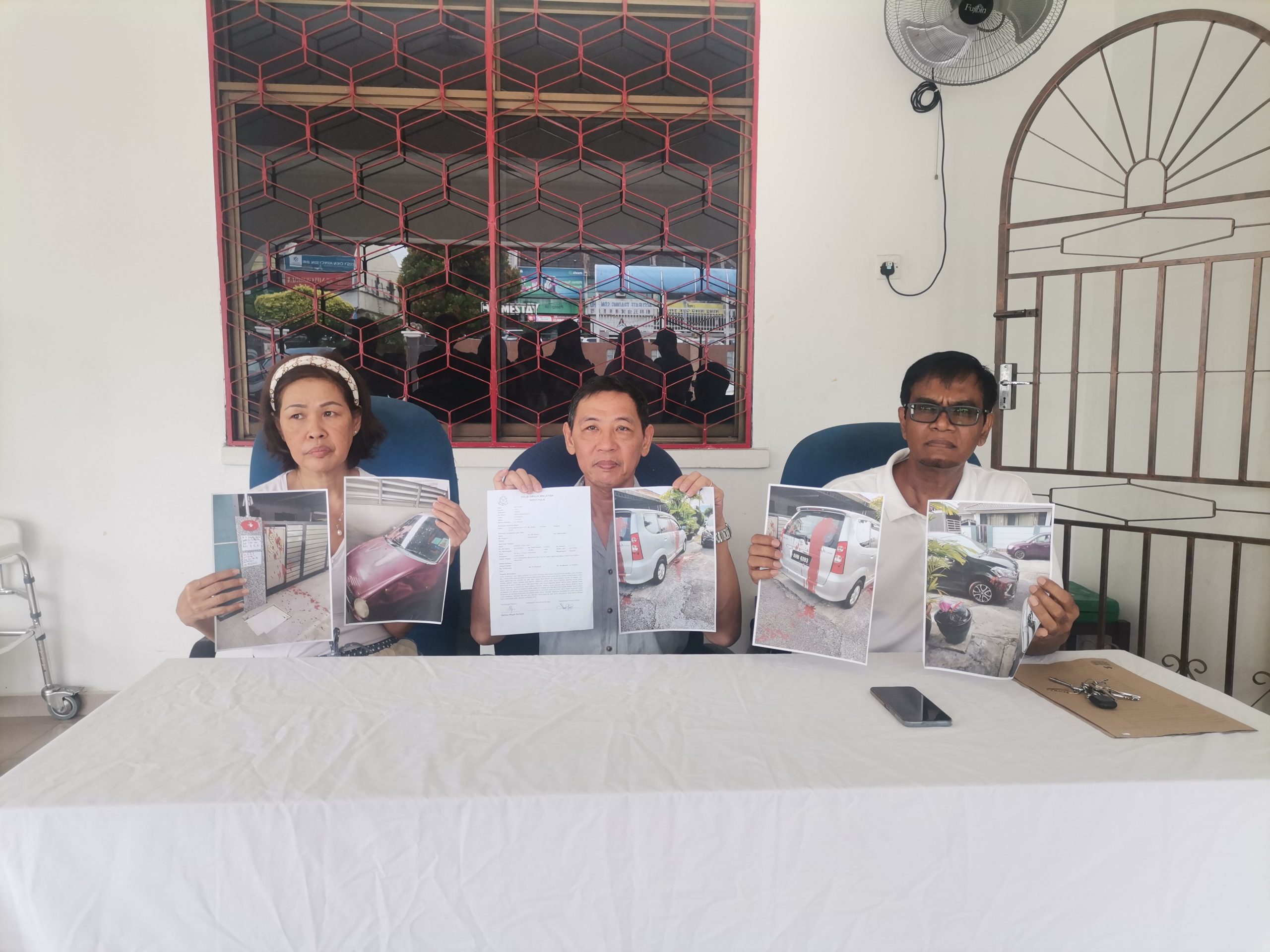 Gara-gara menantu tak bayar hutang along, kereta, tembok pagar rumah mertua disimbah cat merah