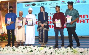 Tina tajudin bersama penerima sumbangan raya