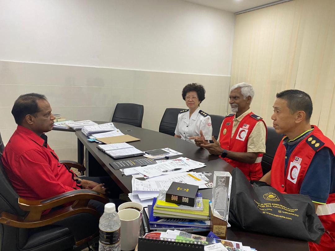 TERIMA WATIKAH PELANTIKAN SEBAGAI PENAUNG BULAN SABIT MERAH CABANG SUNGAI SIPUT.