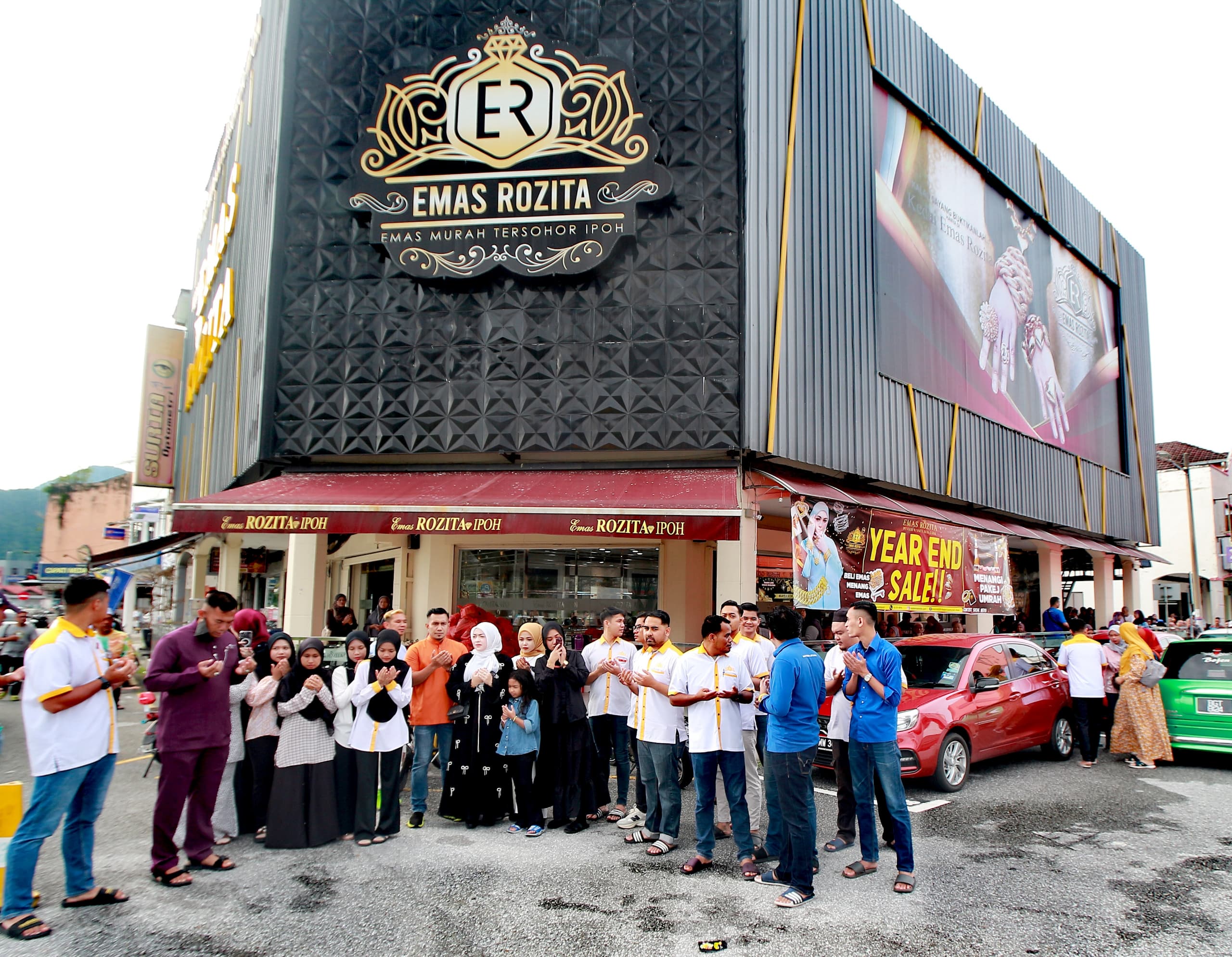 EMAS ROZITA INFAQ BAKUL MAKANAN KEPADA 300 KELUARGA B40