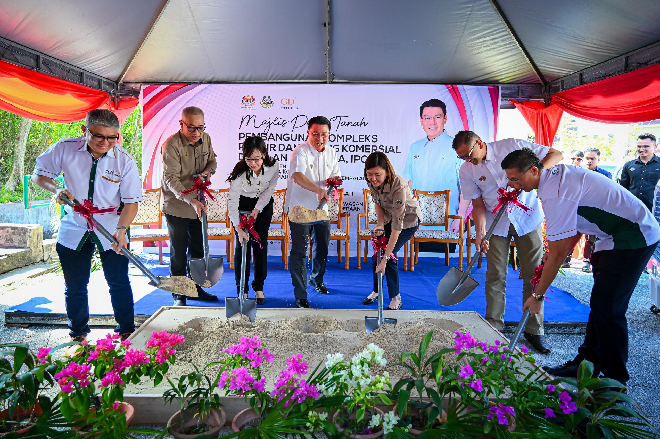 MENTERI KPKT RASMI MAJLIS PECAH TANAH KOMPLEKS PARKIR & RUANG KOMERSIAL BAHARU DI JALAN PANGLIMA IPOH