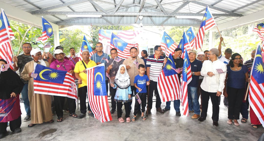 MBI EDAR 500 BENDERA MALAYSIA DI ZON 9 SEMPENA HARI KEMERDEKAAN KALI KE-68