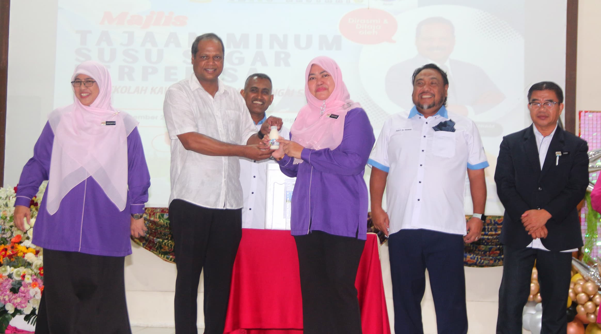 1000 PELAJAR SEKOLAH NIKMATI KEBAIKAN SUSU BETALAC SECARA PERCUMA