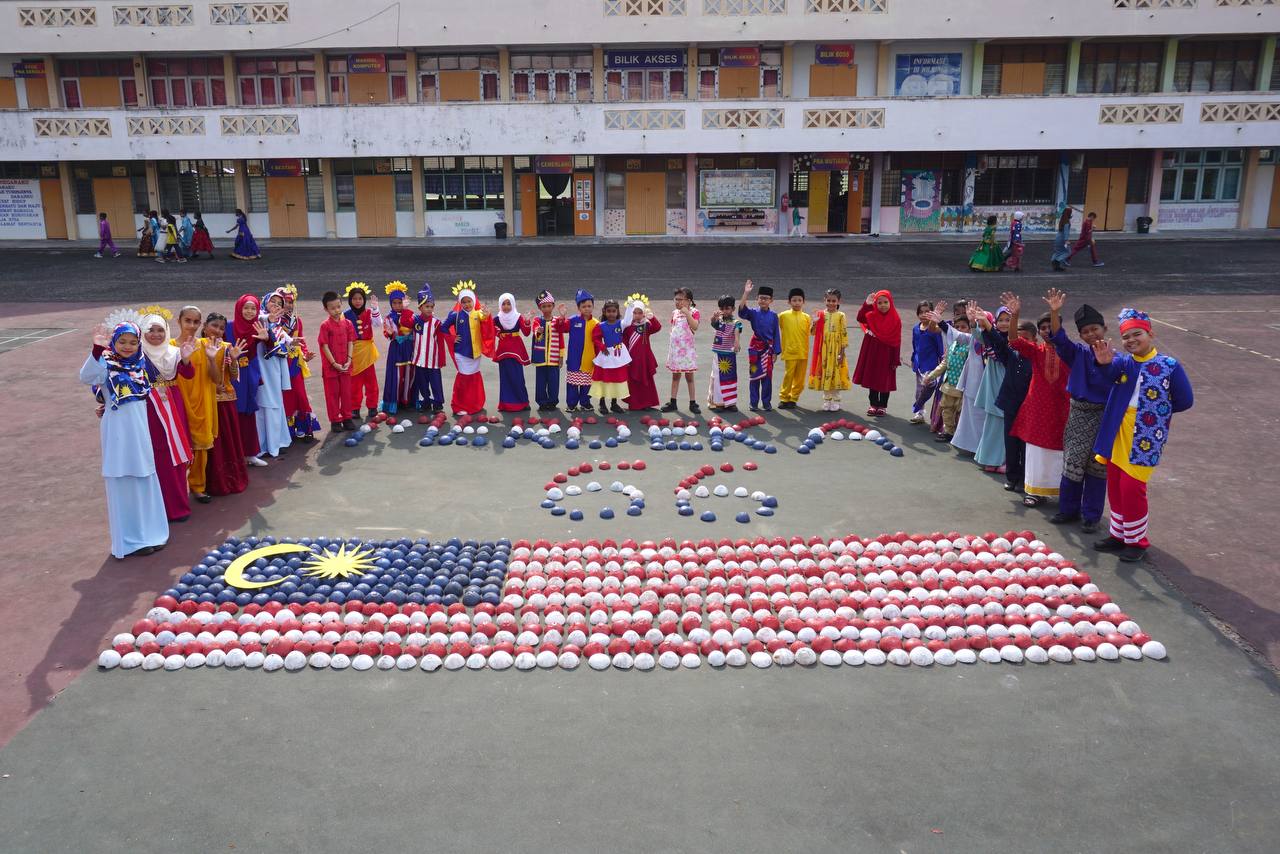 Replika Merdeka SK Buntong hasilkan replika Jalur Gemilang, Merdeka 66 guna 1,000 ...